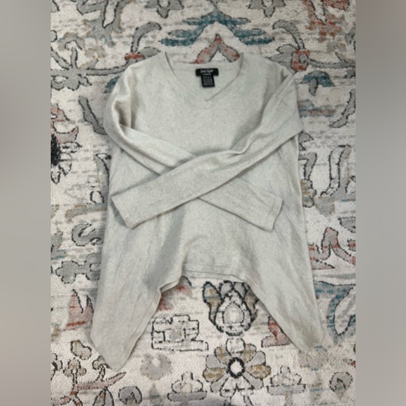 Lord & Taylor V-Neck Cashmere Sweater - size M - Picture 2 of 5